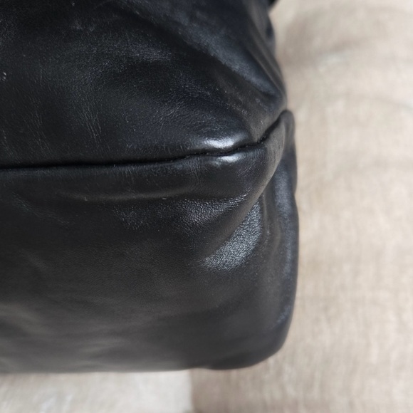 Gucci Elegant Black Leather Hobo Handbag - Picture 13 of 15